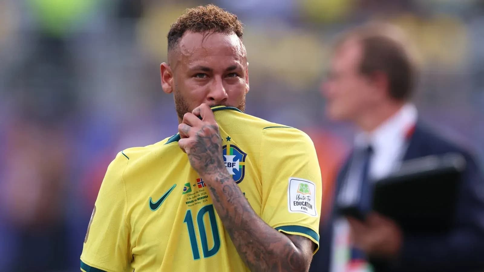 Neymar tocando su camiseta durante el partido
