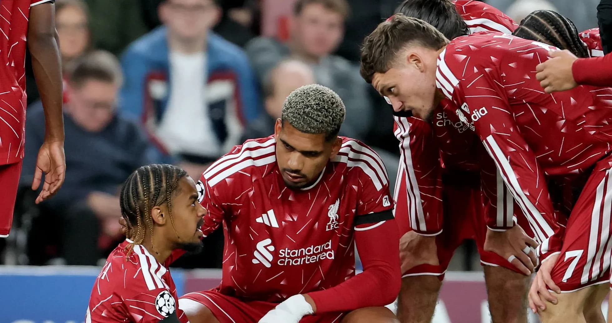 Jugadores de Liverpool reunidos durante un partido