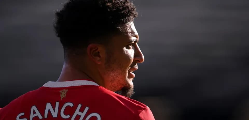 Jugador con camiseta roja y nombre Sancho visible