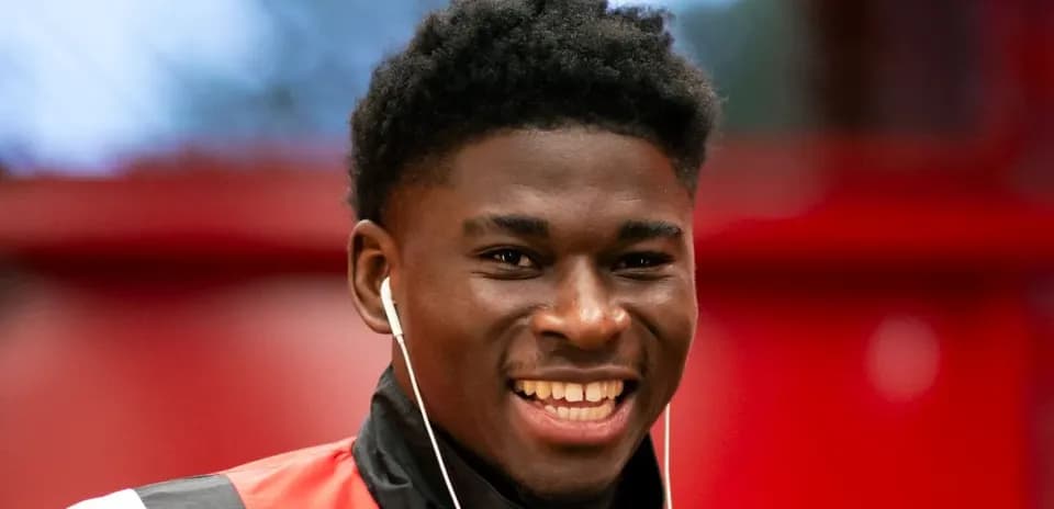 Jugador sonriendo con auriculares en el entrenamiento