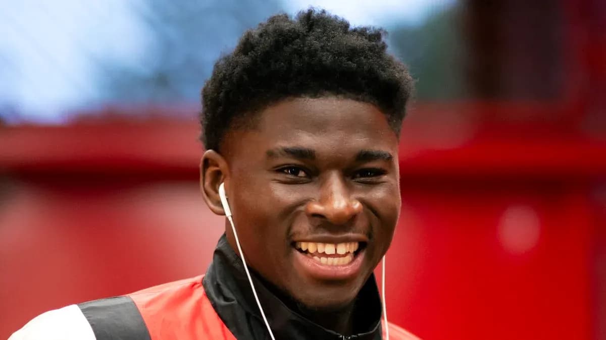 Jugador sonriendo con auriculares en el entrenamiento