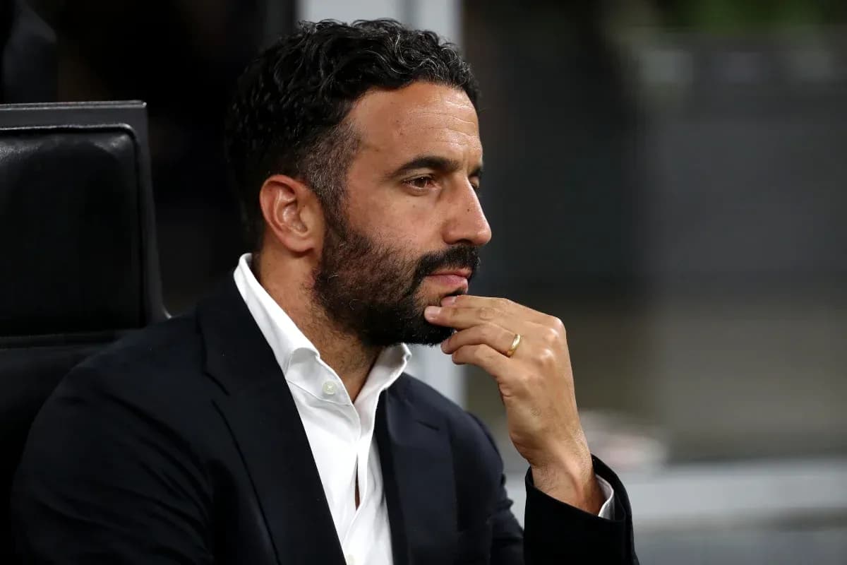 Entrenador pensativo durante el partido en el banquillo