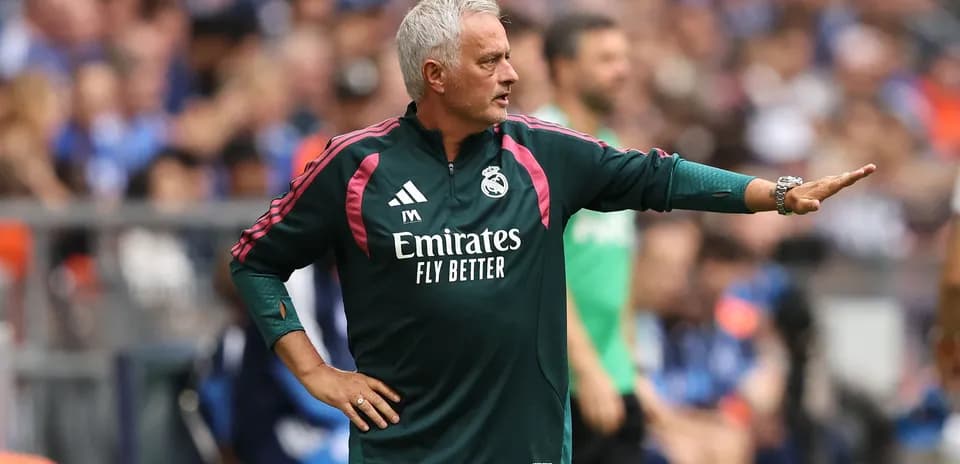 Entrenador de Real Madrid dirigiendo al equipo en partido