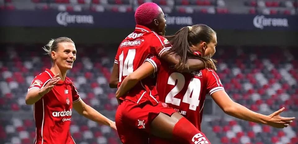 Jugadoras de Toluca celebrando un gol