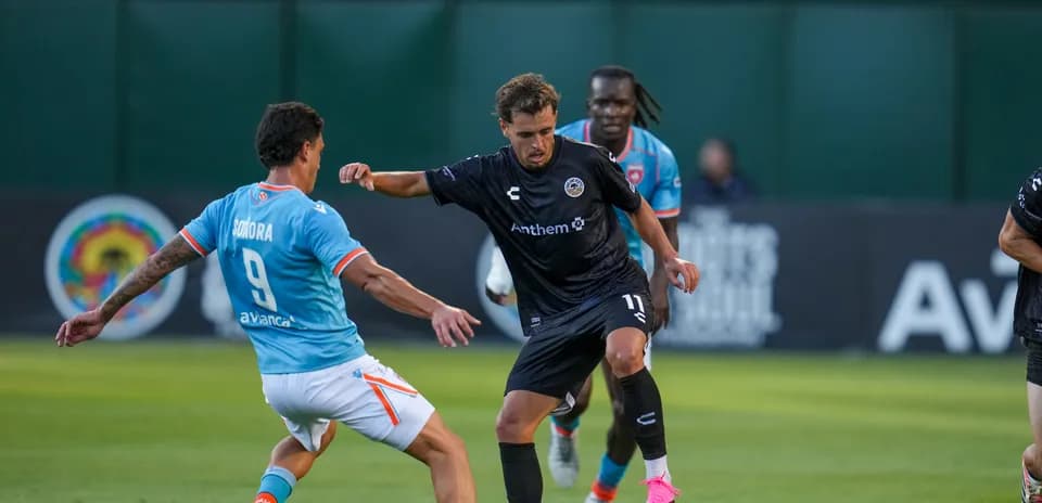 Jugador eludiendo a su oponente en el partido