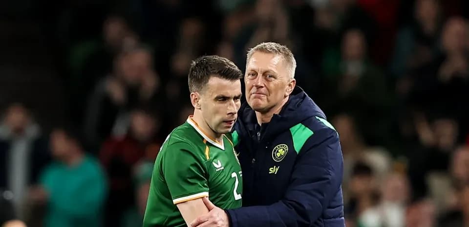Jugador de Irlanda abrazando al entrenador en el campo