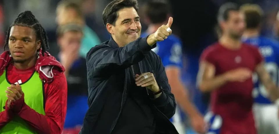 Entrenador dando el pulgar hacia arriba tras el partido