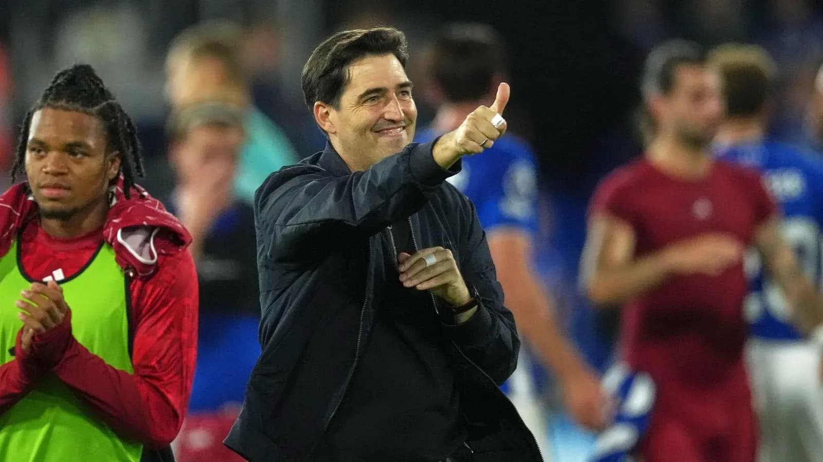 Entrenador dando el pulgar hacia arriba tras el partido
