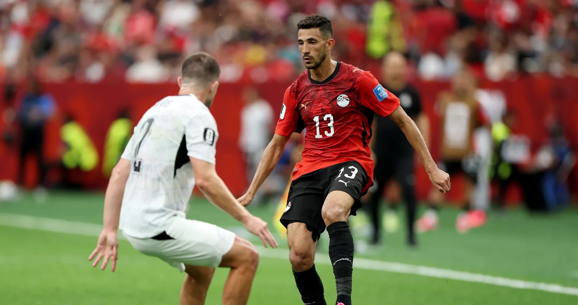 Jugador de Egipto driblando a oponente durante partido