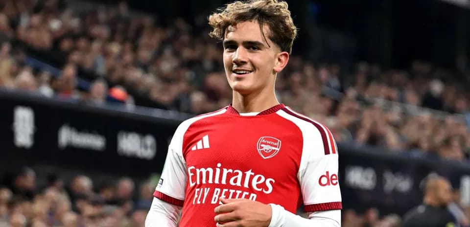 Jugador de Arsenal sonriendo durante el partido