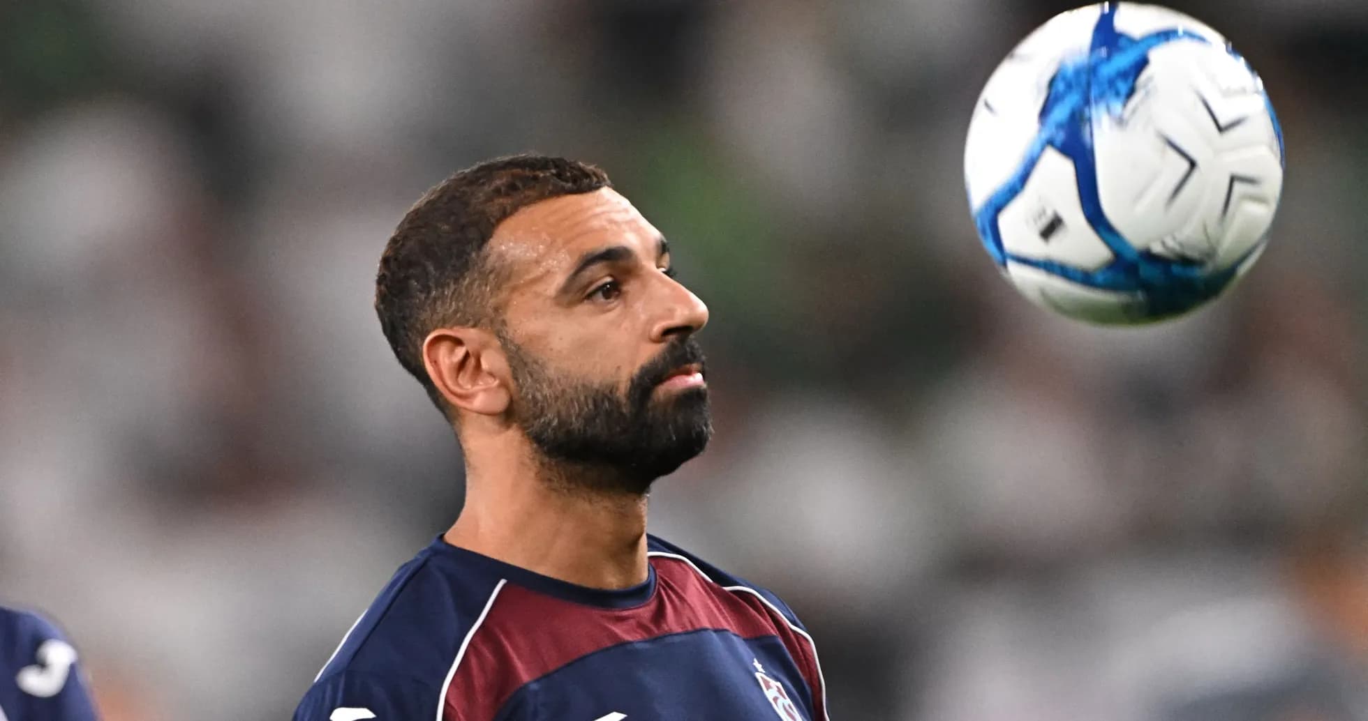 Jugador controlando un balón de fútbol en entrenamiento
