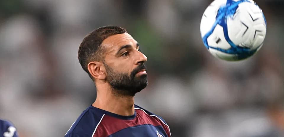 Jugador controlando un balón de fútbol en entrenamiento