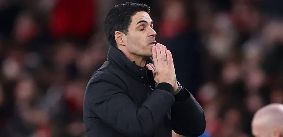 Entrenador gesticulando durante un partido de fútbol
