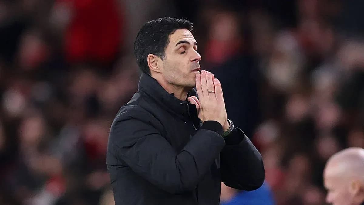 Entrenador gesticulando durante un partido de fútbol