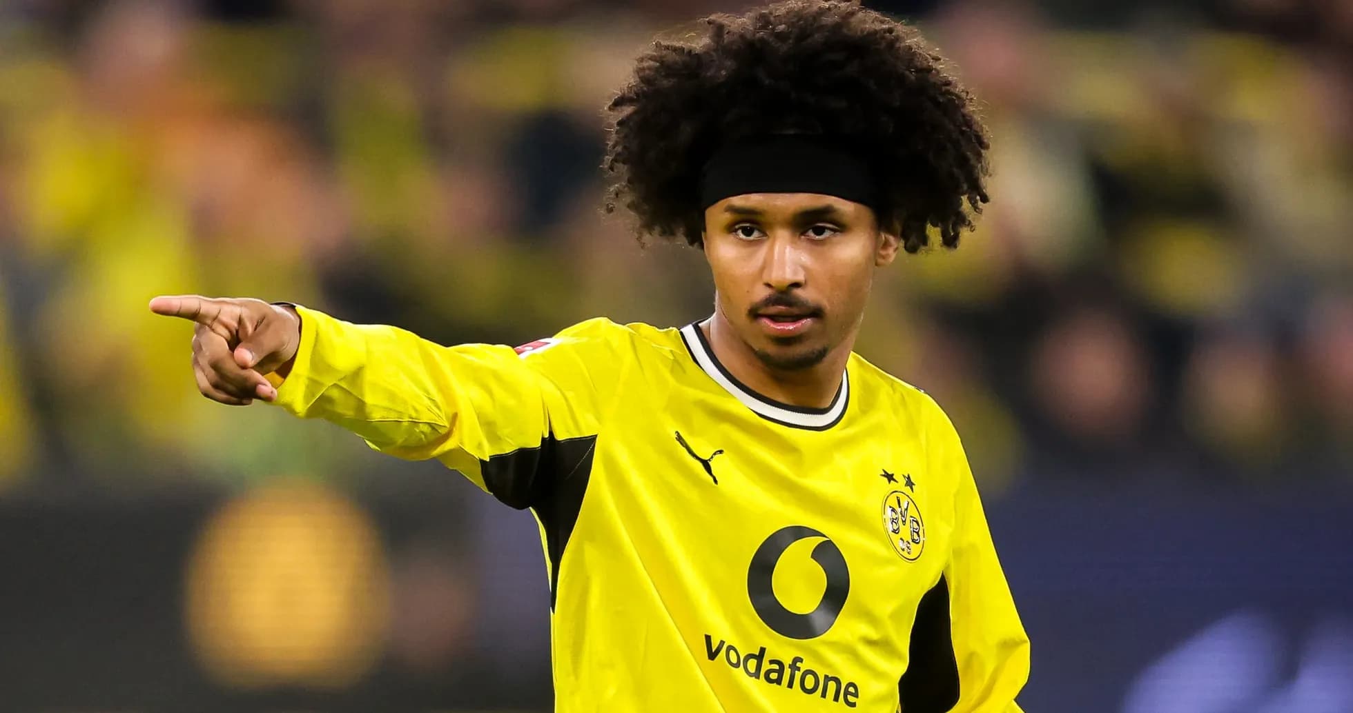 Jugador de Borussia Dortmund señalando durante el partido