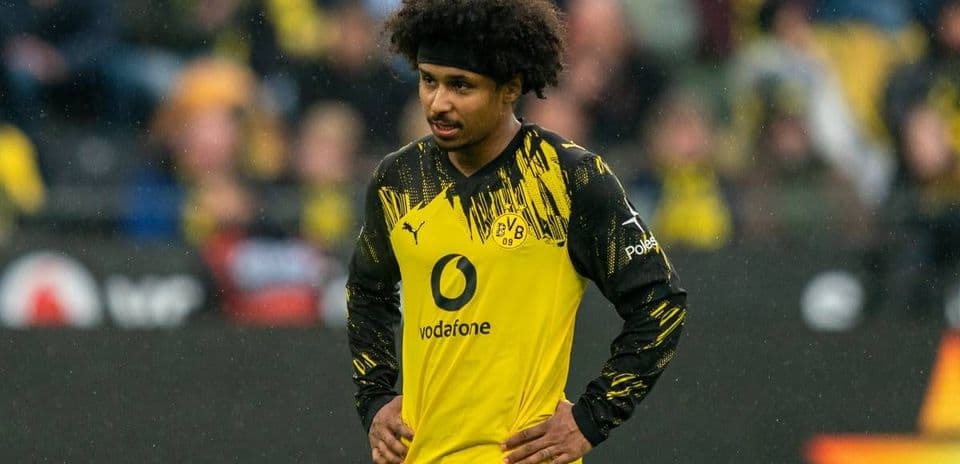 Jugador de Borussia Dortmund en el campo durante un partido
