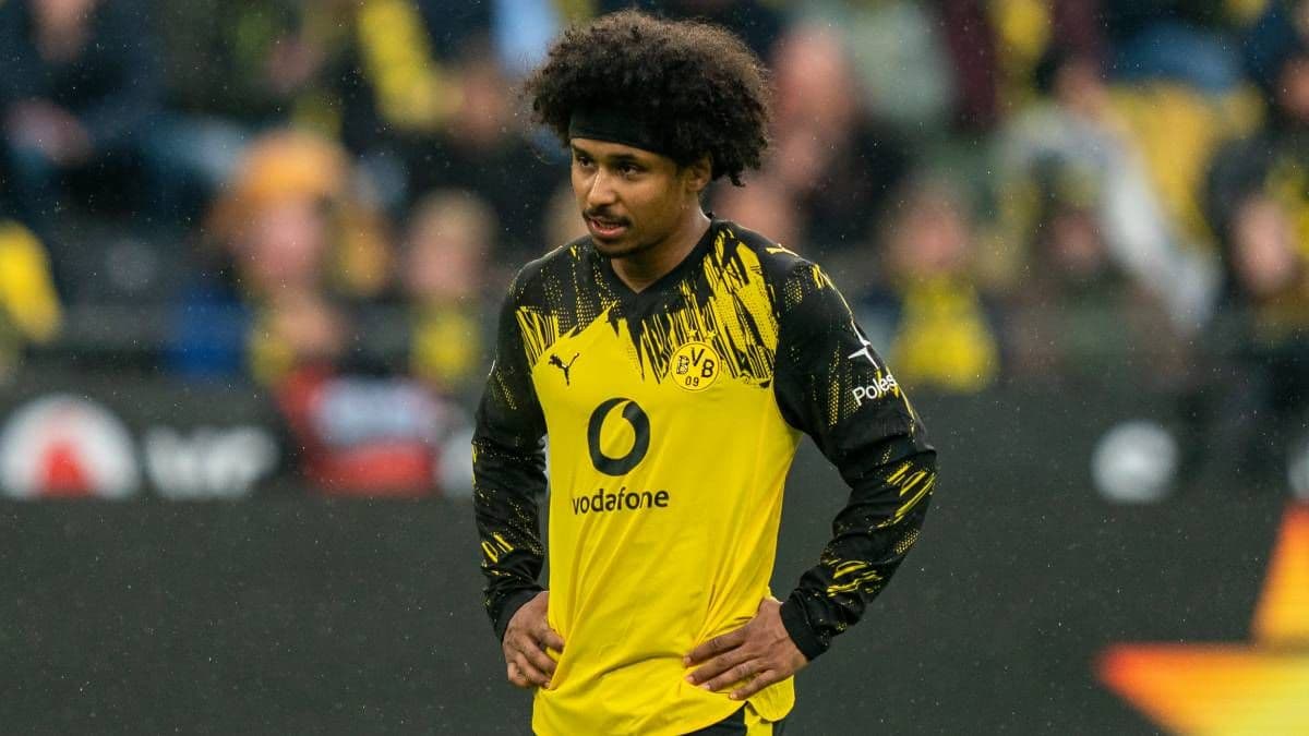 Jugador de Borussia Dortmund en el campo durante un partido