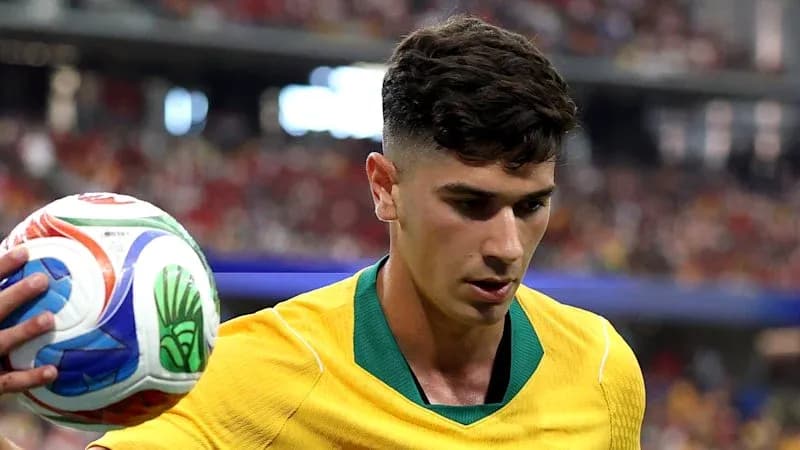 Jugador australiano sosteniendo el balón durante el partido