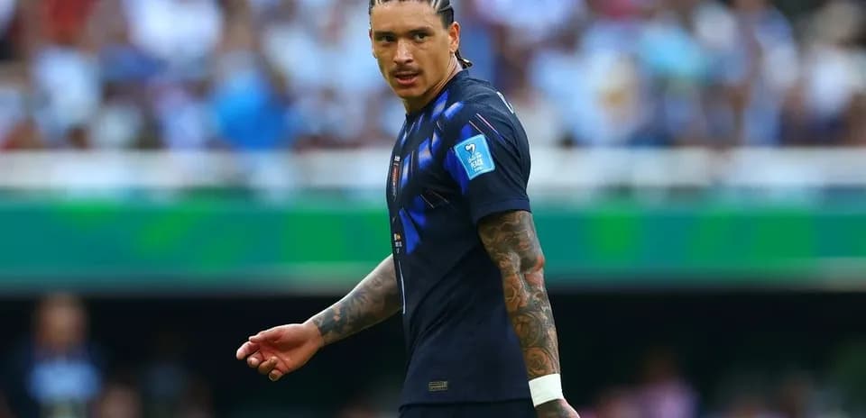 Jugador de fútbol en acción durante un partido