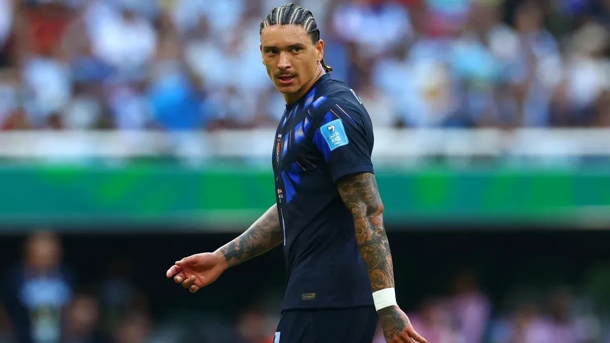 Jugador de fútbol en acción durante un partido