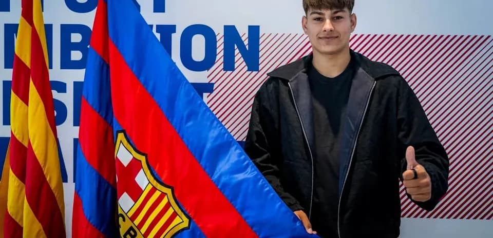 Jugador de FC Barcelona con banderas en presentación