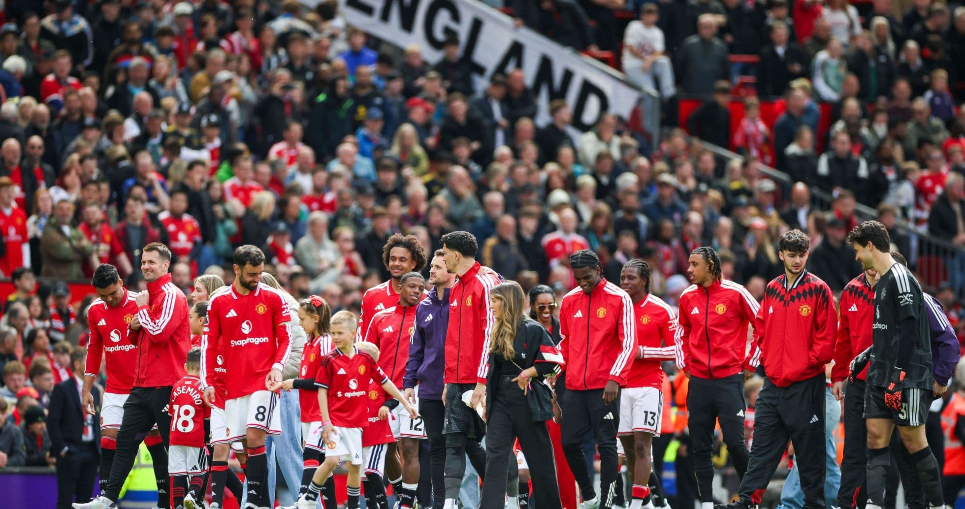 Jugadores de Manchester United entrando al campo