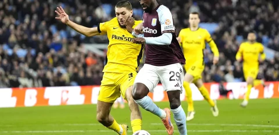 Jugador de Aston Villa driblando ante un adversario