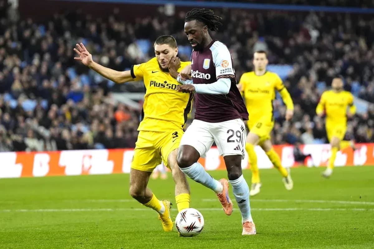 Jugador de Aston Villa driblando ante un adversario