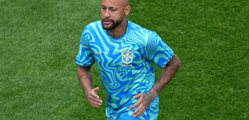 Jugador de Brasil corriendo en campo de fútbol