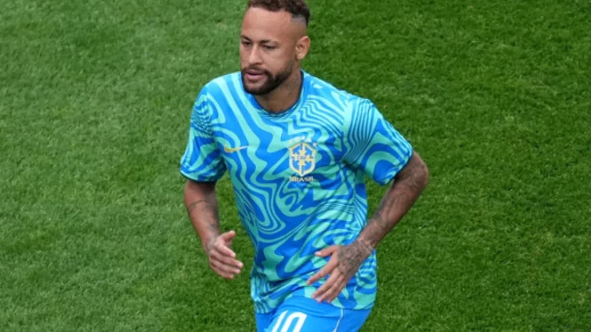 Jugador de Brasil corriendo en campo de fútbol