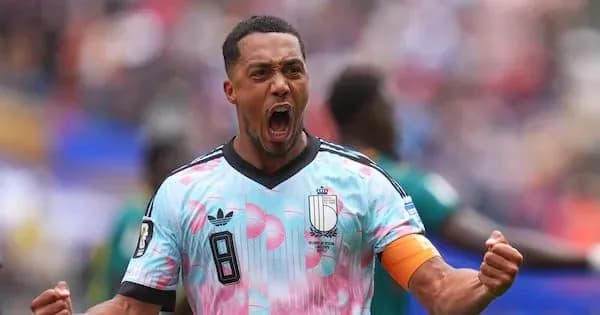 Jugador celebrando con emoción durante el partido