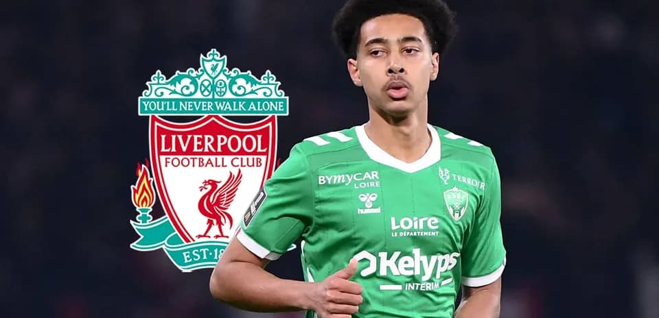 Jugador de fútbol con camiseta verde de equipo