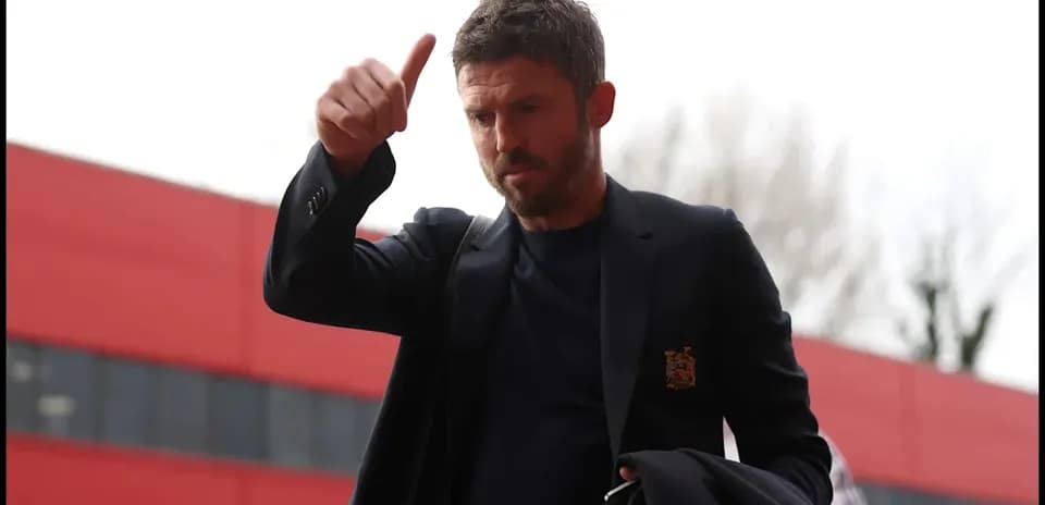Entrenador llegando y levantando el pulgar en señal de aprobación