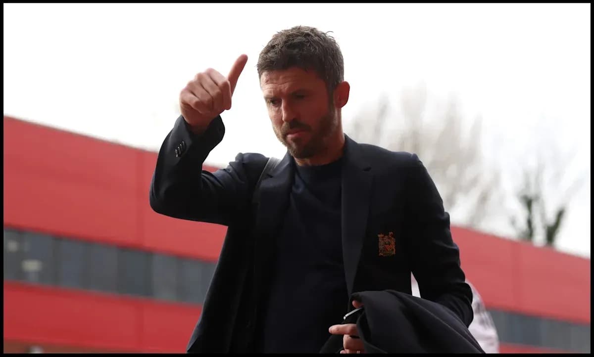 Entrenador llegando y levantando el pulgar en señal de aprobación