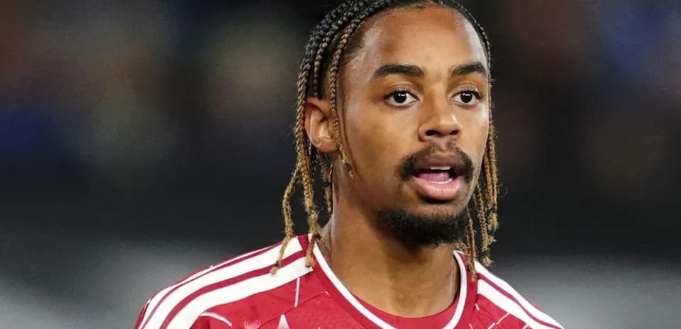 Jugador con camiseta roja en el campo