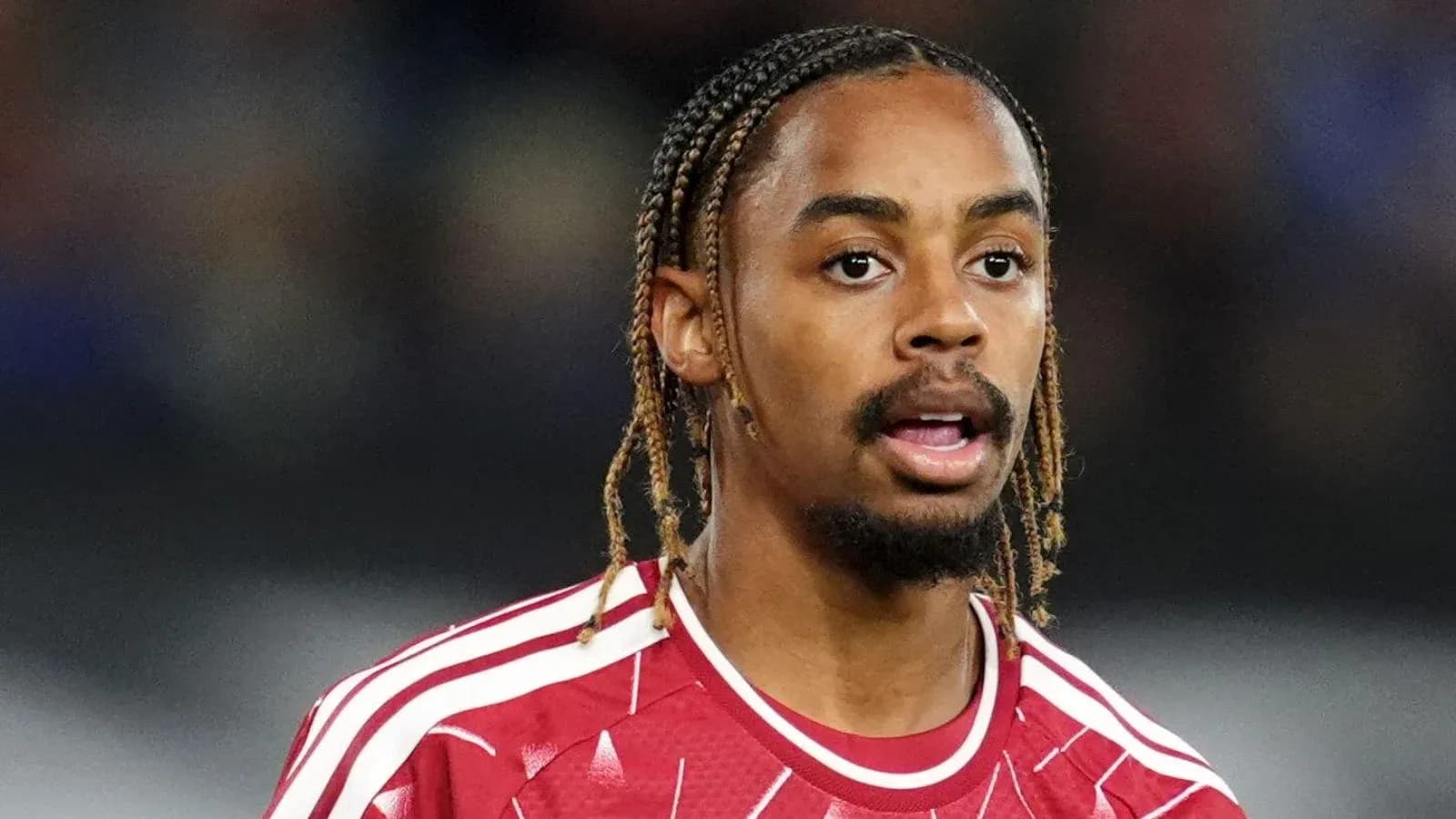 Jugador con camiseta roja en el campo