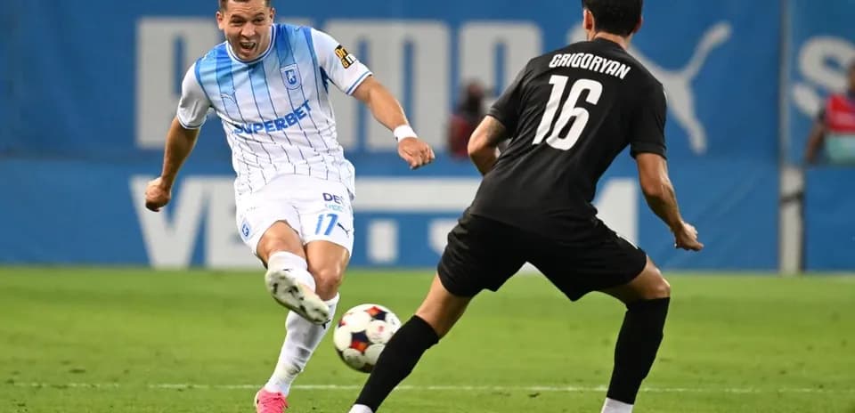 Jugador de Universitatea Craiova driblando a un rival