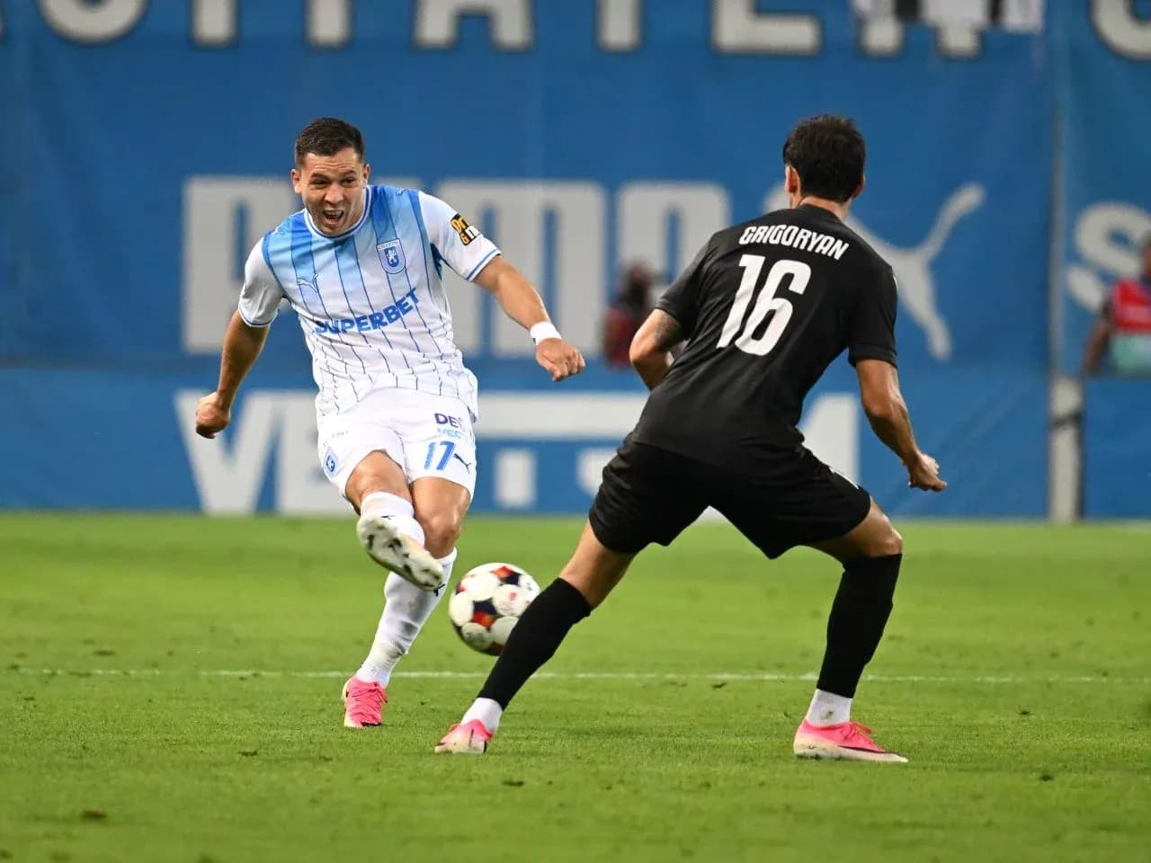 Jugador de Universitatea Craiova driblando a un rival