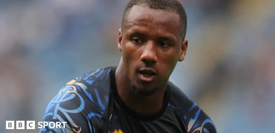 Jugador con camiseta de calentamiento en el campo