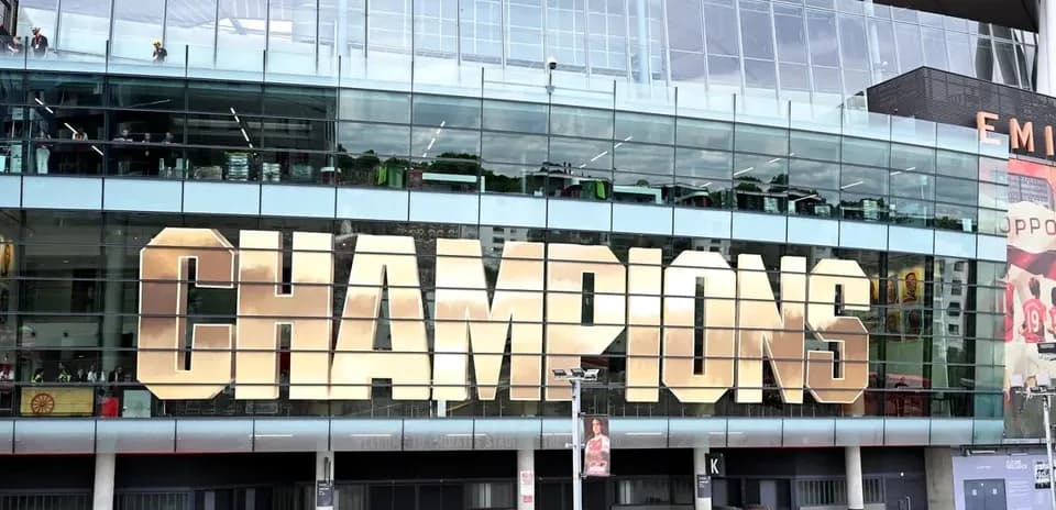 Exterior del estadio con 'CHAMPIONS' en grande