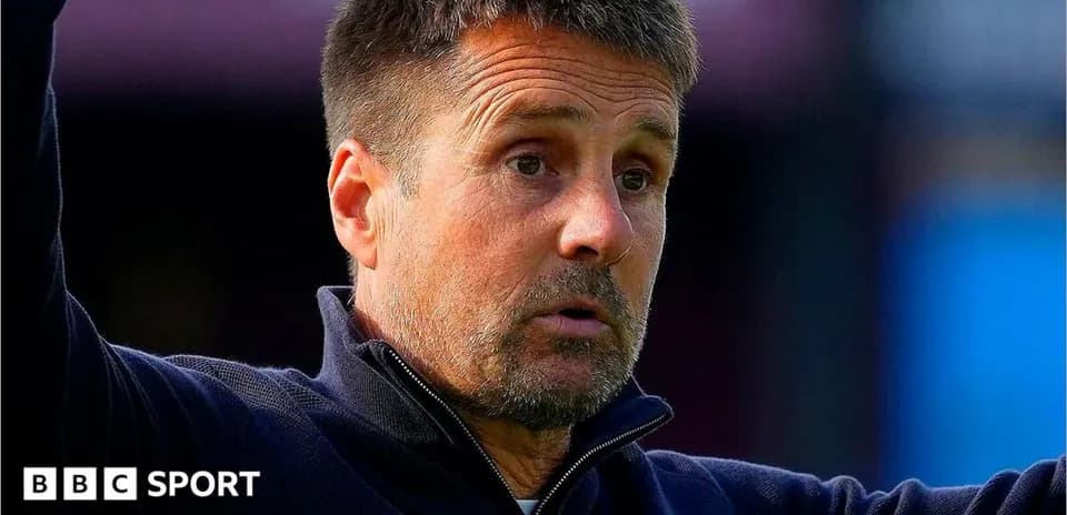 Entrenador gesticulando en el área técnica durante el partido
