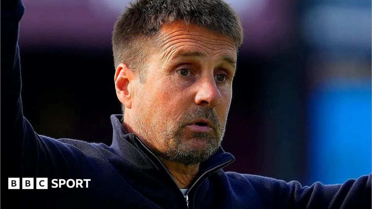 Entrenador gesticulando en el área técnica durante el partido