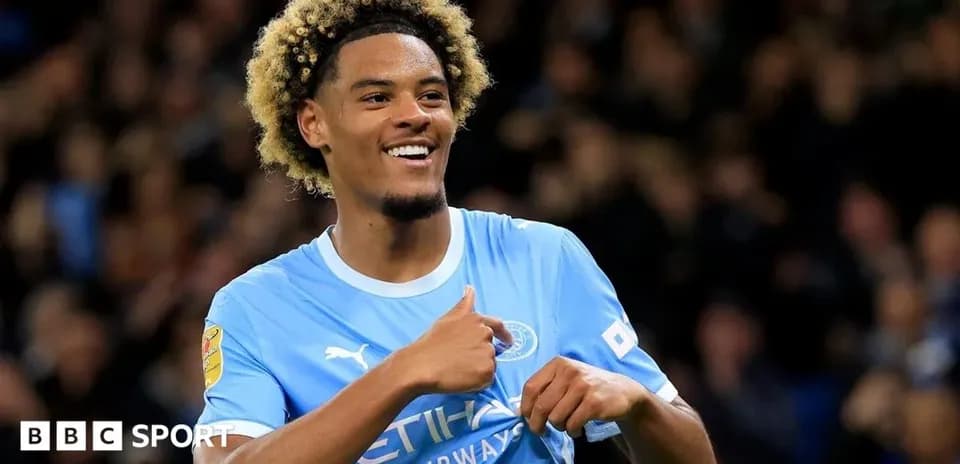 Jugador de Manchester City sonriendo y señalando