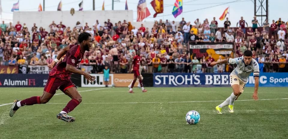 Jugador persigue el balón en el partido