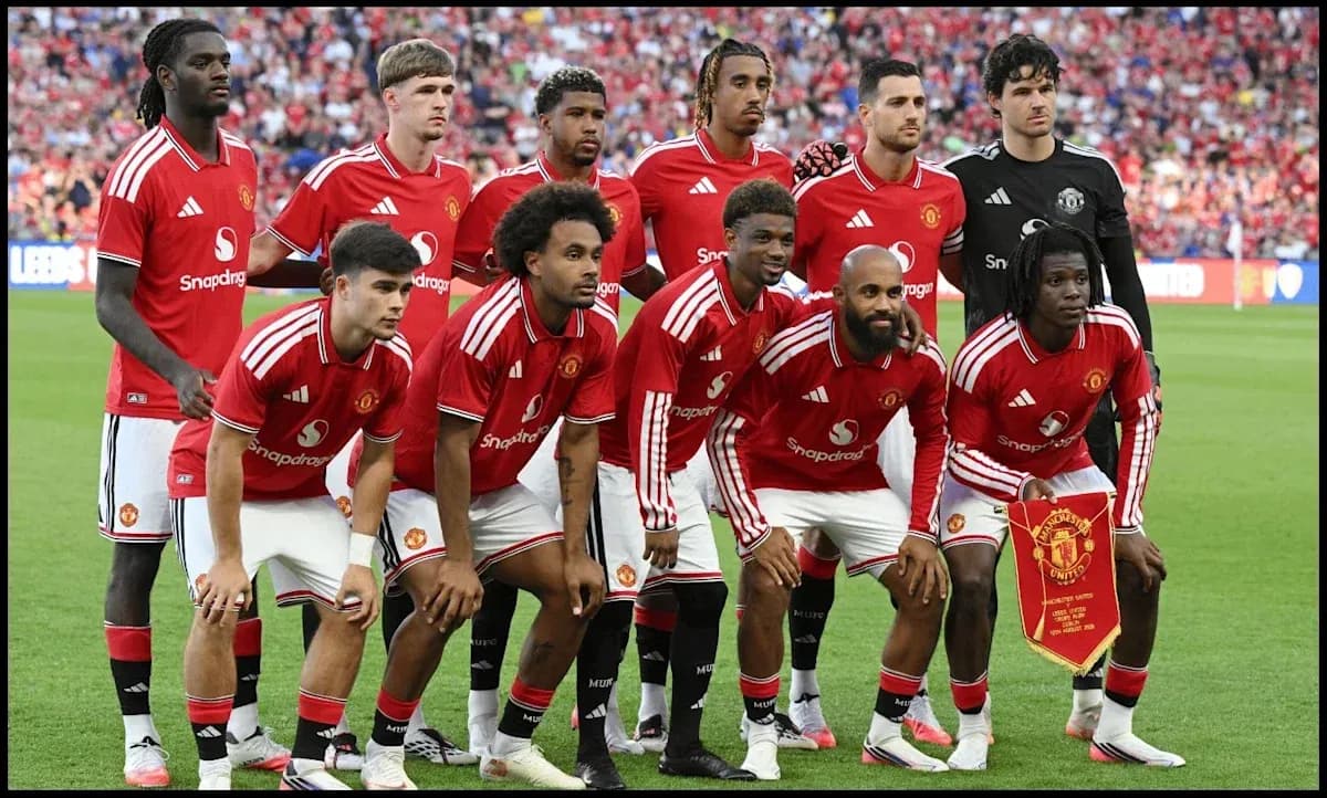 Equipo de Manchester United posando en el campo