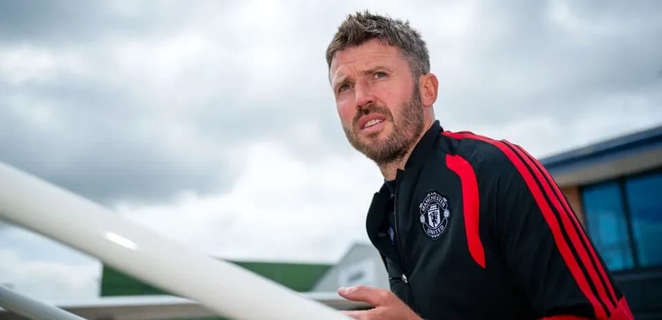 Entrenador de Manchester United observando desde escaleras
