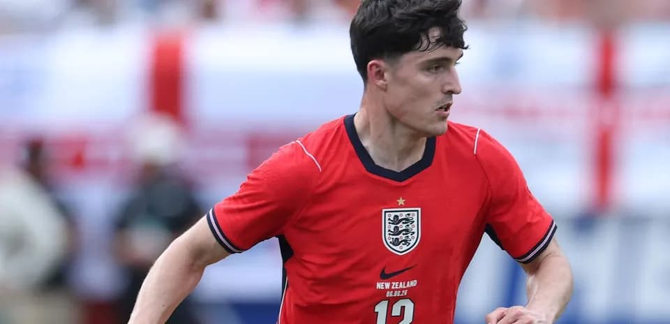 Jugador de Inglaterra corriendo durante un partido