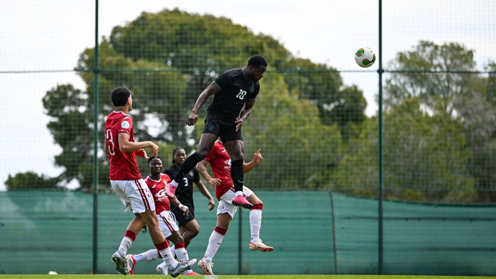 Jugador saltando para cabecear el balón durante entrenamiento