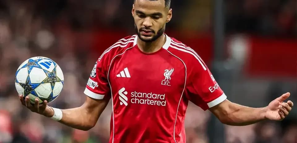 Jugador de Liverpool sosteniendo un balón durante partido