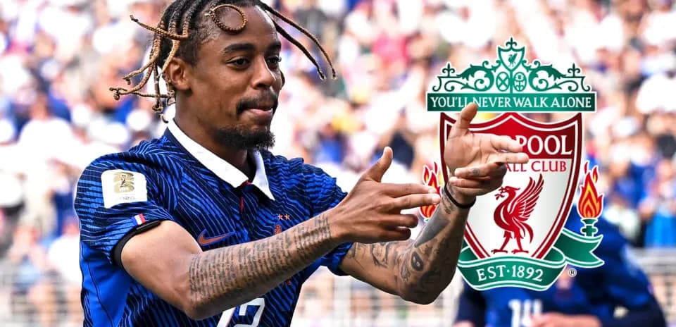 Jugador de fútbol celebrando con camiseta de Francia